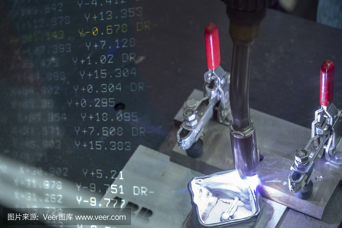 利用坐标数据对焊接机器人在工件上添加材料的抽象场景进行了描述